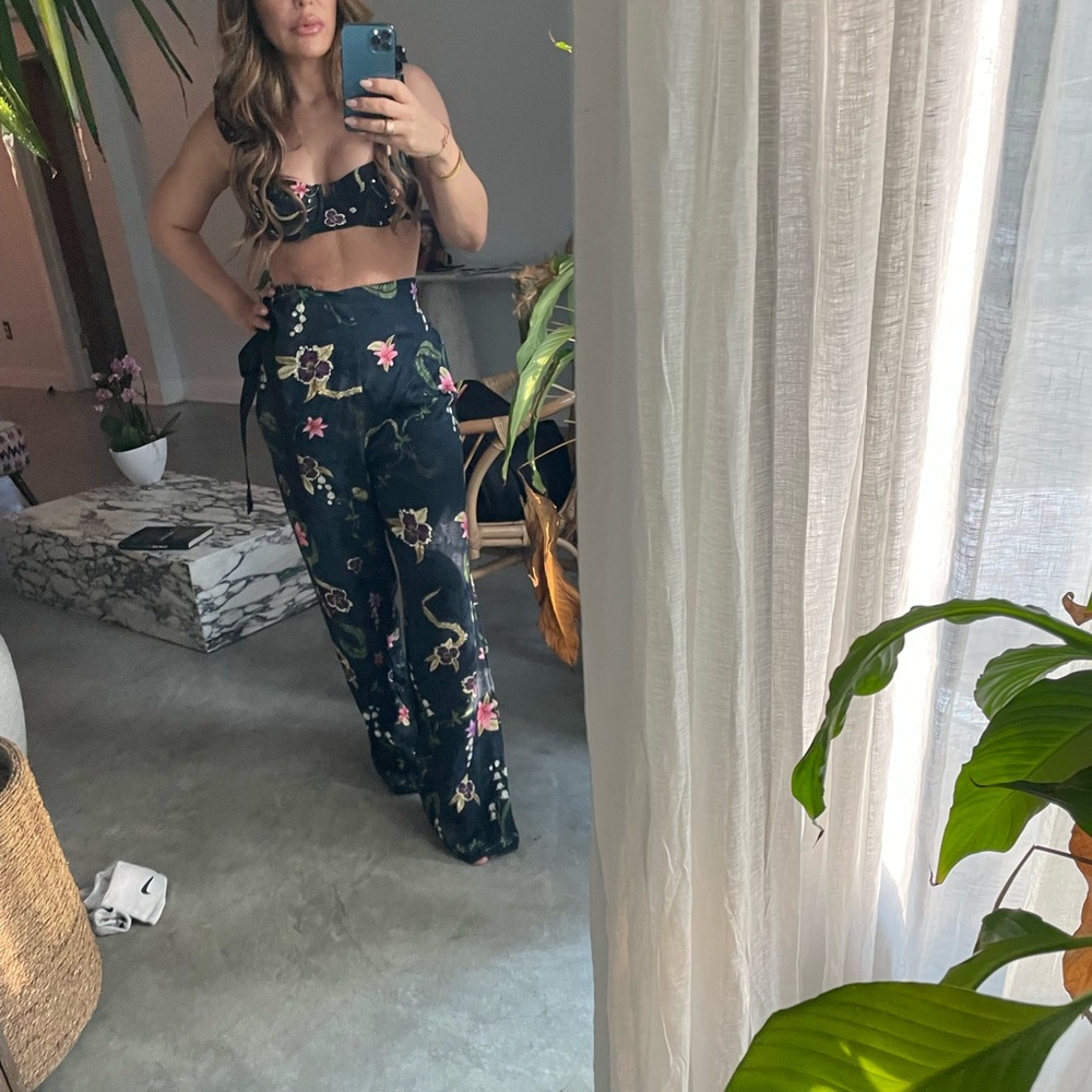 Agua By Agua Bendita
Kiwi Tesoro floral-print bikini top and pants set